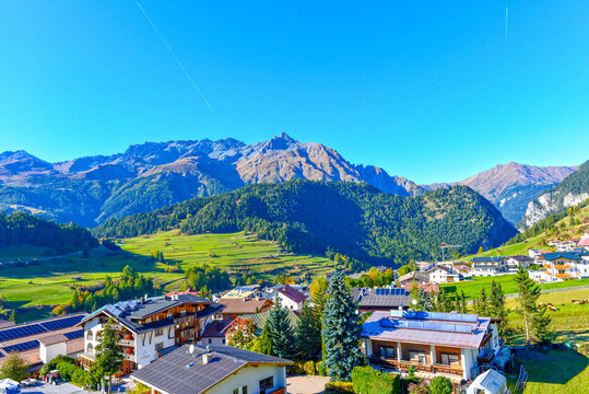 Panoramablick &uuml;ber Nauders am Reschenpass auf die herbstlichen &Ouml;tztaler Alpen in Tirol