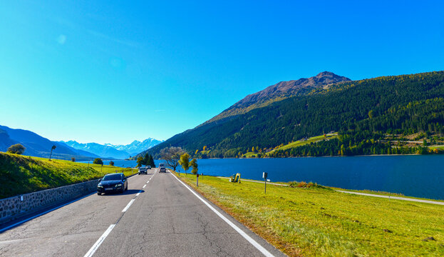 Fahrt auf der Reschenstra&szlig;e am Reschensee in S&uuml;dtirol mit Blick auf K&ouml;nig Ortler, Italien 