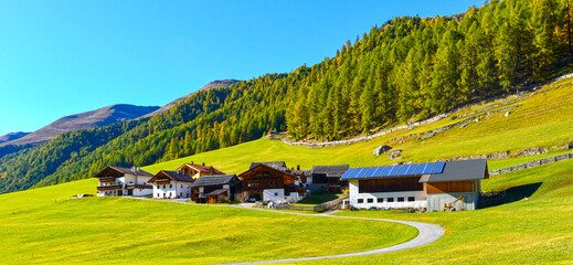 Blick über grüne Bergwiesen auf den Weiler Melag im herbstlichen Langtauferer Tal, Südtirol © Ilhan Balta
