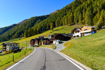 Fahrt auf der kurvigen Bergstraße vorbei an den Berghöfen von Melag in Südtirol © Ilhan Balta