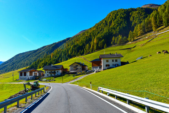 Fahrt auf der kurvigen Bergstra&szlig;e vorbei an den Bergh&ouml;fen von Melag in S&uuml;dtirol