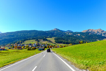Fototapeta premium Fahrt auf der Ehrwalder Straße B187 in Fahrtrichtung Lermoos mit Alpenpanorama, Tirol