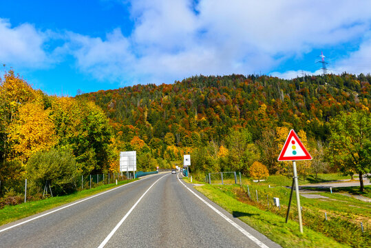 Fernpassstra&szlig;e B179 bei Vils im Herbst vor Einfahrt in den Grenztunnel F&uuml;ssen  