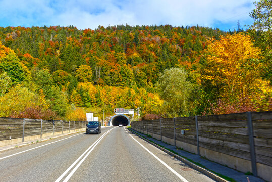 Fernpassstra&szlig;e B179 bei Vils im Herbst vor Einfahrt in den Grenztunnel F&uuml;ssen  