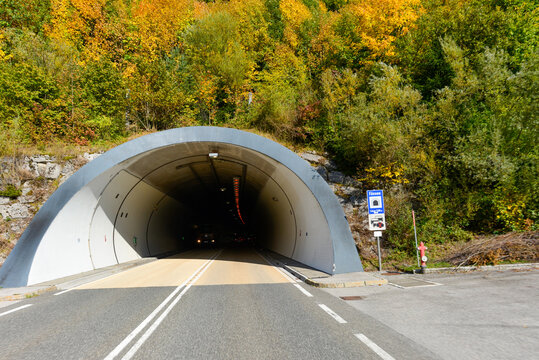 Fernpassstra&szlig;e B179 bei Vils im Herbst vor Einfahrt in den Grenztunnel F&uuml;ssen  