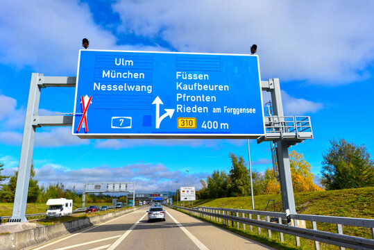 Gro&szlig;es blaues Autobahnschild auf der A7 vor der Ausfahrt F&uuml;ssen/Kaufbeuren im Herbst