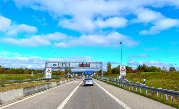 Polizeikontrolle auf der Autobahn A7 bei F&uuml;ssen mit Verkehrszeichenbr&uuml;cke im Herbst