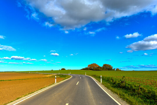 Fahrt auf der Landesstra&szlig;e L3314 durch Felder vor Brachttal-Spielberg im Main-Kinzig-Kreis, Hessen 