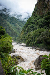 Río caudaloso de aguas turbias entre verdes colinas, selva alta en la Amazonía peruana. © Juan Lino