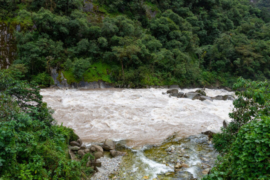 R&iacute;o caudaloso de aguas turbias entre verdes colinas, selva alta en la Amazon&iacute;a peruana.