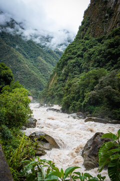 R&iacute;o caudaloso de aguas turbias entre verdes colinas, selva alta en la Amazon&iacute;a peruana.