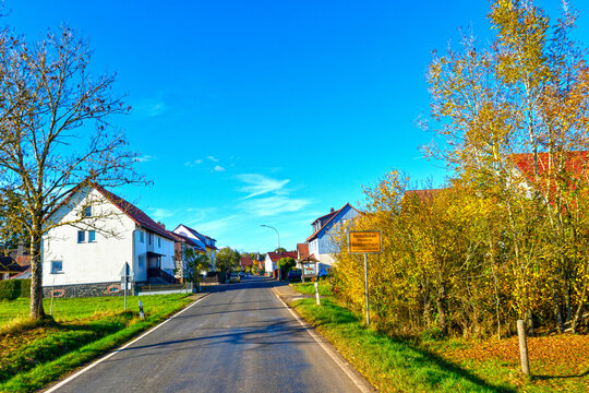 Ortseinfahrt von Bermuthshain in der Gemeinde Grebenhain im herbstlichen Vogelsberg