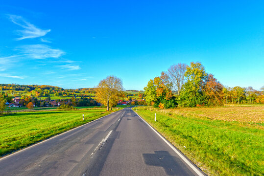 Landesstra&szlig;e L3168 von Bermuthshain in Fahrtrichtung Herbstein im herbstlichen Vogelsberg