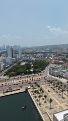 Fototapeta premium Cartagena: Vista de Parque Centenario, Centro de Convenciones y Centro Histórico | Aerial View of Centenario Park, Convention Center and Historic Walled City, Colombia.