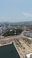 Obraz premium Cartagena: Vista de Parque Centenario, Centro de Convenciones y Centro Histórico | Aerial View of Centenario Park, Convention Center and Historic Walled City, Colombia.
