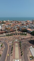 Obraz premium Cartagena: Vista de Parque Centenario, Centro de Convenciones y Centro Histórico | Aerial View of Centenario Park, Convention Center and Historic Walled City, Colombia.