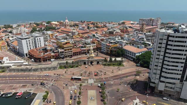 Cartagena: Vista de Parque Centenario, Centro de Convenciones y Centro Hist&oacute;rico | Aerial View of Centenario Park, Convention Center and Historic Walled City, Colombia.