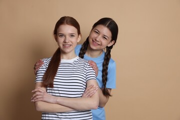 Naklejka premium Portrait of teenage girls on beige background, space for text