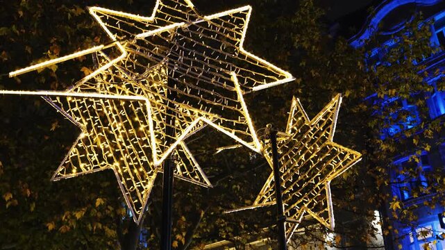 Gro&szlig;e beleuchtete Weihnachtssterne in weihnachtlicher Innenstadt
