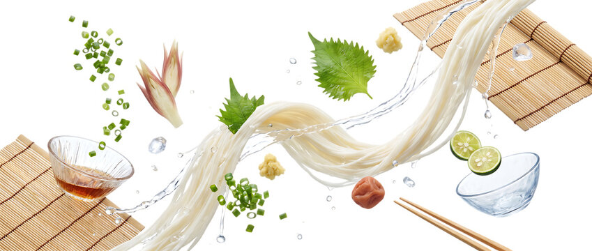 爽やかな夏を感じるそうめんと竹ざる薬味の日本食ポートレート