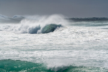 Naklejka premium Dramatic ocean waves crashing coastal cliffs during stormy weather
