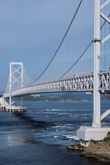 Fototapeta premium 激しい潮流の鳴門海峡に架かる大鳴門橋（徳島県鳴門市）
