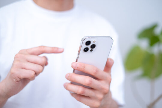スマホを操作する男性