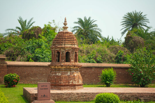 This is the Radhashyam Temple, which is located in Bishnupur. The idols of Radha Shyam Nitai Gaud and Thakur were worshipped in the temple.