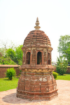 This is the Radhashyam Temple, which is located in Bishnupur. The idols of Radha Shyam Nitai Gaud and Thakur were worshipped in the temple.