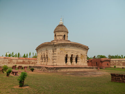 This is the Radhashyam Temple, which is located in Bishnupur. The idols of Radha Shyam Nitai Gaud and Thakur were worshipped in the temple.