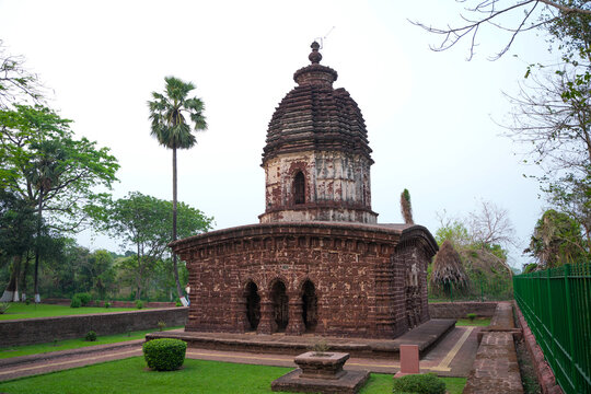 This is the Radha Madhav Temple; the walls of the temple depict tales from the Krishna Leela Puranas as well as scenes of contemporary life.