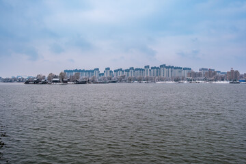 Obraz premium Snow Scenery of Hailong Lake Scenic Area in Meihekou, Jilin Province, China – Urban Ecological Park and Lakeside Landscape Covered in Late Spring Snow – April 4, 2026