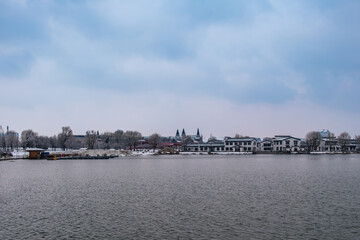Obraz premium Snow Scenery of Hailong Lake Scenic Area in Meihekou, Jilin Province, China – Urban Ecological Park and Lakeside Landscape Covered in Late Spring Snow – April 4, 2026