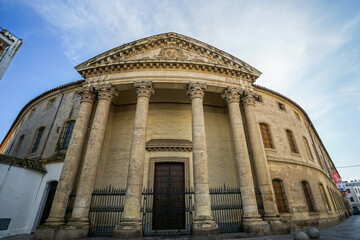 Obraz premium Historic center of Cordoba,Spain,Classical stone building with columns and a triangular pediment under a clear blue sky