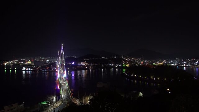 대한민국 여수 돌산대교 하멜등대 밤바다 밤풍경 선창가 항구 선박 낚시배 어선 밤거리 새벽항구 어업 고기잡이 어촌 어부 생업 현장 조업 그물 어구 수산물 수산업 전라남도 남해안 포구 정박 부두 선착장 노동 작업 출항 만선 해산물 시장 유통 어시장
