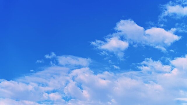 鮮やかな青空を流れる白い雲のタイムラプス