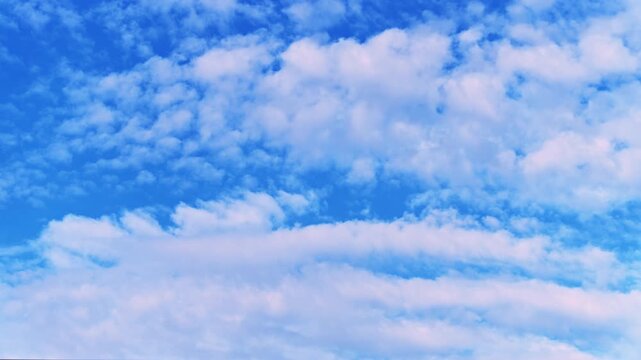 鮮やかな青空を流れる白い雲のタイムラプス