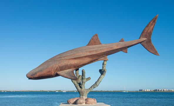 La Paz baja California Sur Mexico, EL PUERTO DE ILUSION. Monumento al tiburon ballena en el malecon, al fon do EL MOGOTE