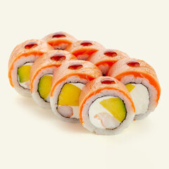 Seared salmon maki rolls with mango and shrimp © Cavan