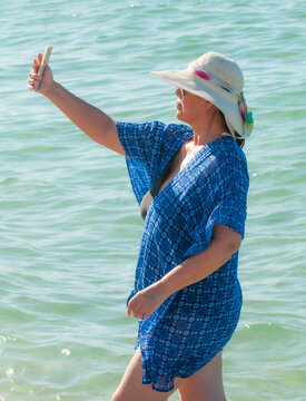 Bahia y ciudad de La Paz Baja california Sur. MEXICO, ma&ntilde;ana soleada de vacaciones de verano. Mujer Mexicana tomadose una selfie en la playa EL TECOLOTE.