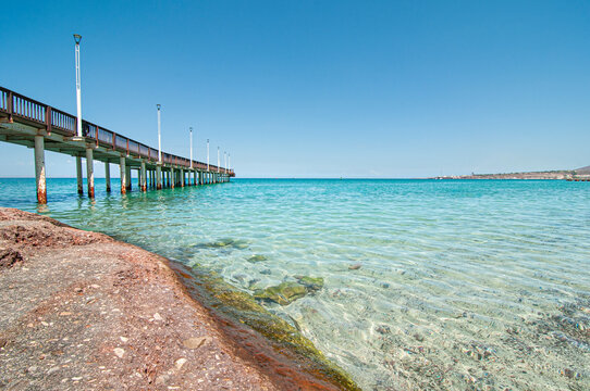 Bahia y ciudad de La Paz Baja california Sur. MEXICO, ma&ntilde;ana soleada de vacaciones de verano. Vista panoramica del muelle en playa el coroluel
