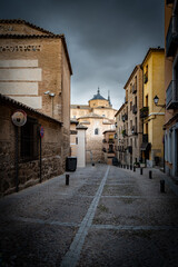 Fototapeta premium Pintorescas calles estrechas en el casco antiguo de la ciudad de Toledo, Patrimonio de la Humanidad, España.