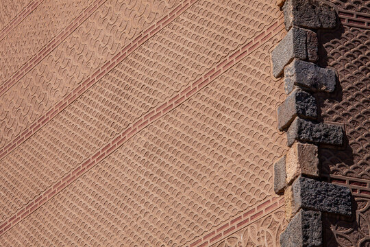 Detailaufnahme einer verzierten Sgraffito-Fassade in Segovia