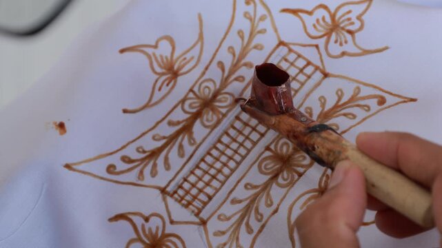 woman&rsquo;s canting tool