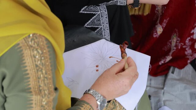 woman&rsquo;s canting tool