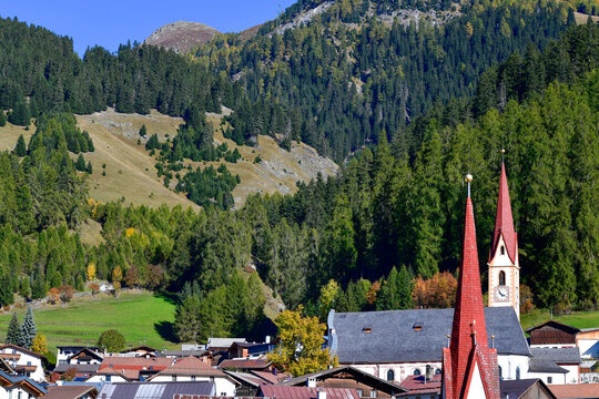 Blick auf den historischen Ortskern von Nauders mit der Pfarrkirche St. Valentin im Herbst, Tirol 