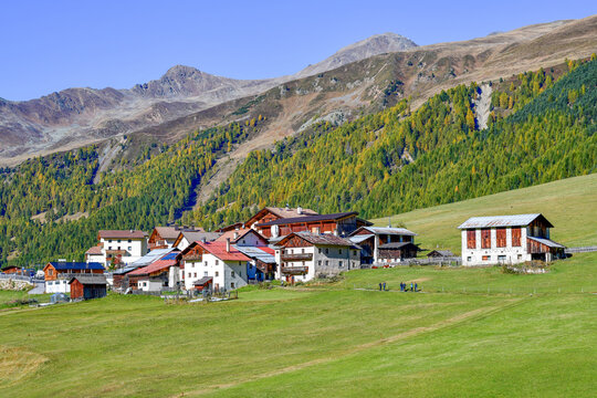 Blick &uuml;ber alpine Bergwiesen auf den kleinen Weiler Melag im herbstlichen Langtauferer Tal in S&uuml;dtirol