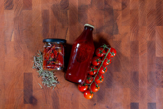 Verschiedene Konserven und frische Tomaten