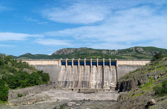 Concrete dam wall