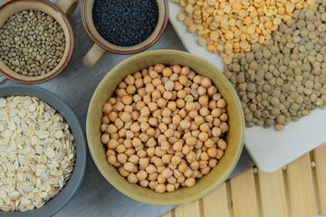 Obraz premium Chickpeas in bowl. Various vegetarian organic products. Protein products for vegetarians. Top view.
